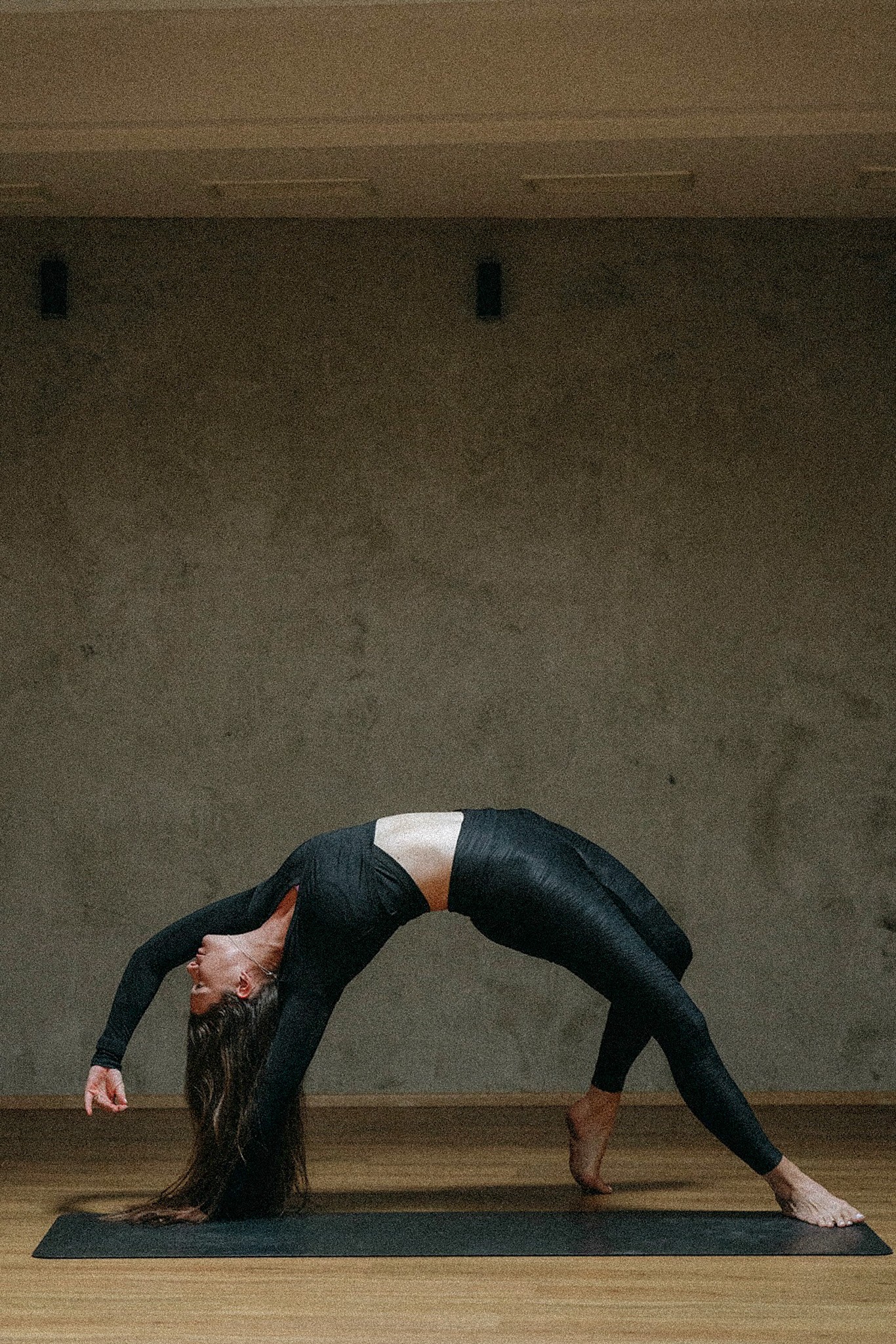Fall into Backbend — záklony, dech & palo santo